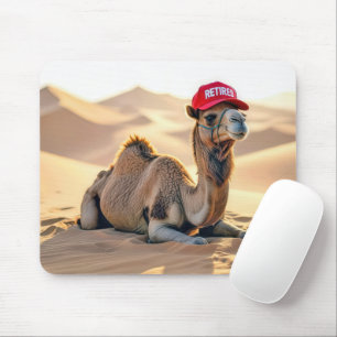 Mousepad Camelo Usando um Boné Vermelho de Aposentado