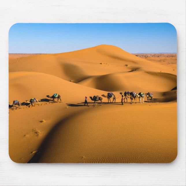 Mousepad camelos no deserto sob céu azul (Frente)