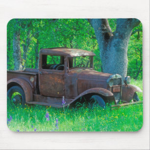 Mousepad Caminhão antigo enferrujado em um prado