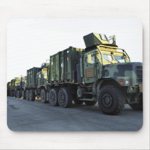 Mousepad Caminhões blindados sentam-se no cais em Morehead