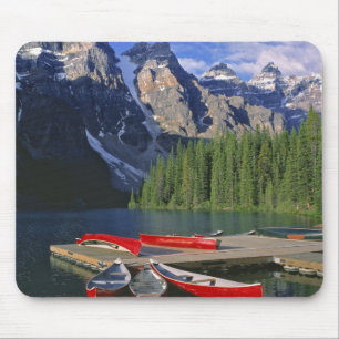 Mousepad Canadá, Alberta, Lago Moraine. Canoas vermelhas a