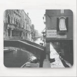 Mousepad Canal de Veneza, Itália, fotografia branca e negra<br><div class="desc">Este mouse pad apresenta uma foto em preto e branco de uma ponte sobre um canal em Veneza Itália.</div>