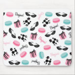 Mousepad Caniches de Macarons do francês & óculos de sol<br><div class="desc">Um mousepad que caracteriza um teste padrão de macarons franceses azuis e cor-de-rosa, de caniches pretas, de óculos de sol do olho de gato, das caixas de presente cor-de-rosa amarradas com uma fita preta, e do "Bonjour!"</div>