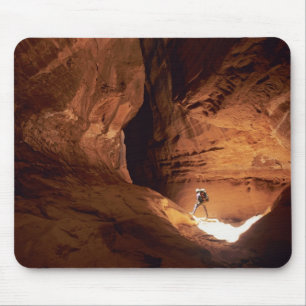 Mousepad Canyoneer iluminado nas profundezas de um desfilad