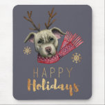 Mousepad Cão bonito de Terrier de pitbull da rena do Natal<br><div class="desc">Ilustração bonito e engraçada do lápis da aguarela e da cor de um cão americano do terrier de pitbull com lenço e os antlers vermelhos. Diz "boas festas" na pia batismal brilhante do ouro do falso sob o cão. Grande design do Natal para amantes do cão.</div>