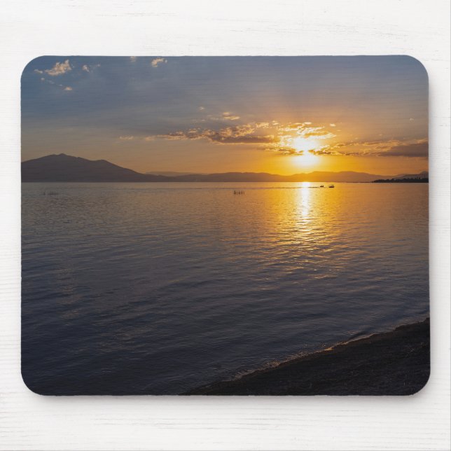 Mousepad capala do lago e montanhas ao longo do horizonte a (Frente)