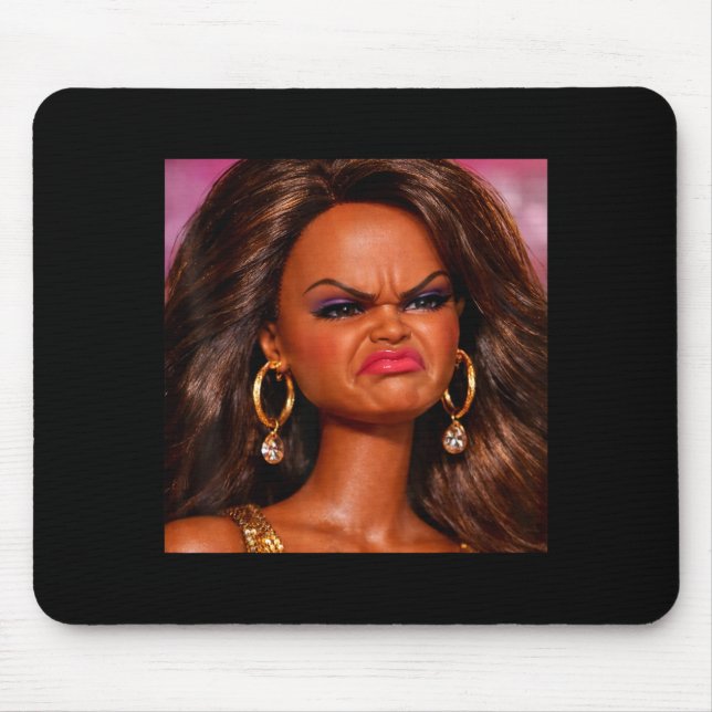 Mousepad Cara de boneca preta enojada e irritada meme reaçã (Frente)