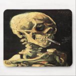 Mousepad Carro de Van Gogh com mouse queimado<br><div class="desc">O crânio de Van Gogh com o mouse de queimado. Pintura a óleo na canvas de 1885. Crânio com cigarro de queimar revela tanto o senso de humor de van Gogh quanto o senso de macabro. Algo de estranho em sua reconhecida obra, o trabalho cresceu de popularidade nas últimas décadas....</div>