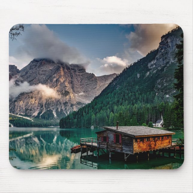 Mousepad Casa de Madeira no Meio das Montanhas do Lago Sobr (Frente)