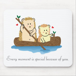 Mousepad Casal de ouriços fofos navegando em barco de madei