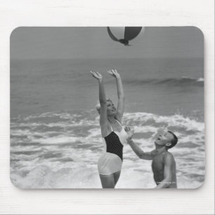 Mousepad Casal que joga com um Beachball