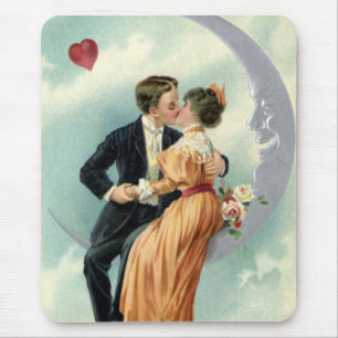 Mousepad Casal Vitoriano Antigo se Beija em uma Lua Crescen