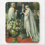 Mousepad Casamento vintage, noiva e noiva com Menorah<br><div class="desc">Ilustração Vintage,  amor e cerimônia de casamento romântica,  com uma imagem de um casal se casando em uma bela sinagoga com vitrines coloridas,  flores e uma menorah de sete galhos. A noiva está vestindo um longo vestido branco e o noivo é bonito em seu smoking.</div>