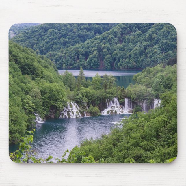 Mousepad Cascata em cascata com floresta verde na Croácia (Frente)
