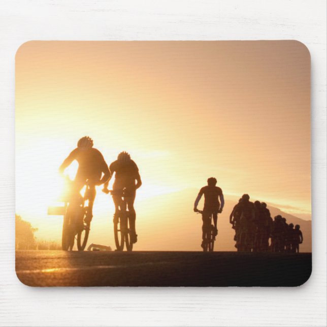 Mousepad Cavaleiros De Bicicleta Montanha Se Levantam Sobre (Frente)
