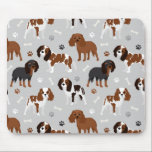 Mousepad Cavalier King Charles Spaniel Paws e Bones<br><div class="desc">Corajoso Rei Cavalier Charles Spaniel com casacos pretos,  castanhos e brancos com ossos de cão espalhados e padrões de pegadas.</div>