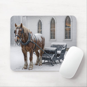 Mousepad Cavalo Atrelado a um Trenó Perto de uma Igreja