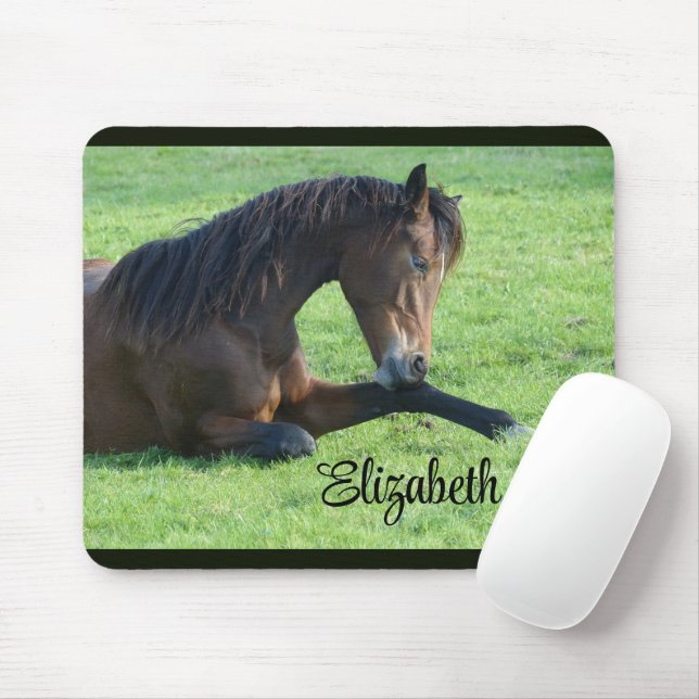 Mousepad Cavalo castanho bonito a vaiar na grama (Com mouse)