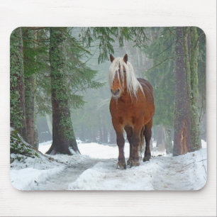 Mousepad Cavalo de Palomino em Neve Inverna com Pinheiros