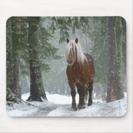 Mousepad Cavalo marrom em uma floresta de inverno com neve