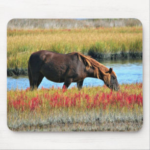 Mousepad Cavalo Marrom Pastando à Beira de Prado Aquático