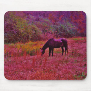 Mousepad Cavalo num Campo Colorido de Caleidoscópio