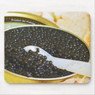 Mousepad Caviar preto e uma colher de madrepérola para