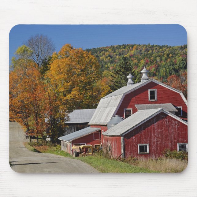 Mousepad Celeiro e estrada rurais clássicos, montanha (Frente)