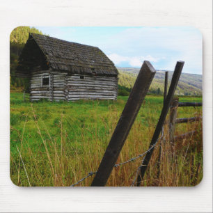Mousepad Celeiro velho abandonado no campo rural com cerca