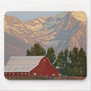 Mousepad Celeiro vermelho brilhante contra as Montanhas Mis