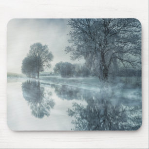 Mousepad Cena de Inverno Foggy de um Lago, com Árvores e Cé