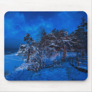 Mousepad Cena de inverno noturna com pinheiros cobertos de 