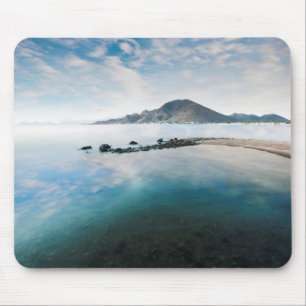 Mousepad Céu azul nebuloso que reflete no lago