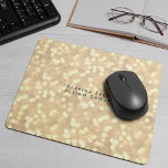 Mousepad Champagne Dourada Bokeh Lights | Personalizado<br><div class="desc">Uma cobertura de mouse com padrão chic e borbulhante apresenta um fundo com luzes brilhantes em tons elegantes de champanhe e ouro. Personalize com um nome,  monograma ou nome comercial em caracteres cartonados modernos,  se desejar.</div>