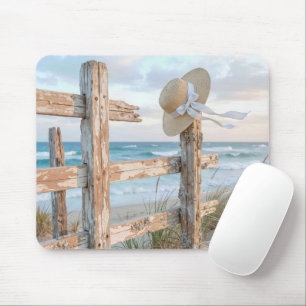 Mousepad Chapéu de Praia em Poste de Cerca Desgastado