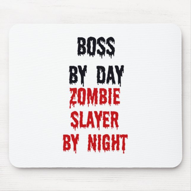Mousepad Chefe Por Dia Zombie Caçadora Por Noite (Frente)