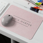 Mousepad Chic Blush | Mínimo de Leather Look<br><div class="desc">Mínimo e elegante mouse pad ou negócio feminino, compro ou outro negócio apresenta uma textura de aparência cor-de-rosa pincelada com tipografia refinada em cores tradicionais de cobre. Um acessório sofisticado e na moda que adiciona um toque de elegância ao seu espaço de trabalho. Por favor, note: couro é um efeito...</div>