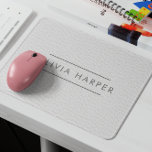 Mousepad Chic Branco | Mínimo de Leather Look<br><div class="desc">Mínimo e elegante mouse pad ou negócio feminino, compro ou outro negócio apresenta uma textura branca de aparência de couro com tipografia refinada em cores de cinza de tendências. Um acessório sofisticado e na moda que adiciona um toque de elegância ao seu espaço de trabalho. Por favor, note: couro é...</div>