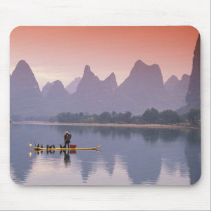 Mousepad China, Rio Li. Pescador solitário de corvos-marinh