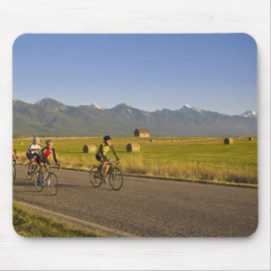 Mousepad Ciclistas de estrada descem uma estrada do interio