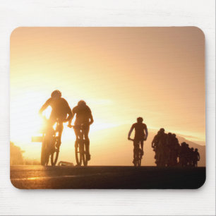 Mousepad Ciclistas de Montanha Fazem Seu Caminho Sobre o To