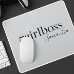 Mousepad Cinza Personalizada #GirlBoss Nome<br><div class="desc">Mantenha a tranquilidade com esta cinza minimalista #tagarela do rato, personalizada com o seu nome num guião gráfico. As cinzas suaves e a tipografia negra oferecem uma aparência elegante e profissional — perfeita para a mulher moderna que significa negócios. Quer você esteja dando isso a um amigo, colega, ou se...</div>
