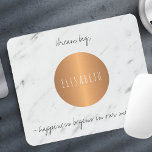 Mousepad Círculo de cobre mármico inspirador de palavras e<br><div class="desc">Pasta de rato sofisticada,  de na moda cinza,  sofisticada,  em simples mármore branco com um círculo de cobre com aspecto metálico,  com o seu nome personalizado dentro. Personalize-o com seu nome e seu inspirador texto \ citação!</div>