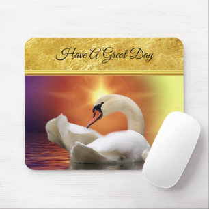 Mousepad Cisne branco num lago com um pôr do sol laranja