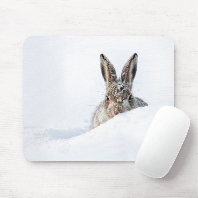 Mousepad Coelho Espiando Sobre uma Deriva de Neve (Com mouse)