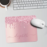 Mousepad Coleta Rosa Personalizada<br><div class="desc">Pasta de rato elegante e giro personalizada,  com brilho rosado e sujo,  que goteja sobre um fundo de folha metálica falso rosa. Personalize com seu nome em um script cor-de-rosa de tendência de na moda com alternâncias.</div>