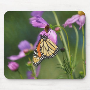 Mousepad com Borboleta Monarca em Flores Rosa