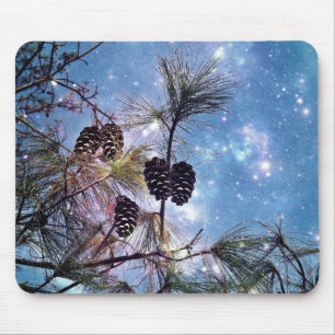 Mousepad Cones do pinho do inverno sob um céu nocturno