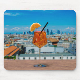 Mousepad Coquetel Spritz numa mesa com vista a Milão