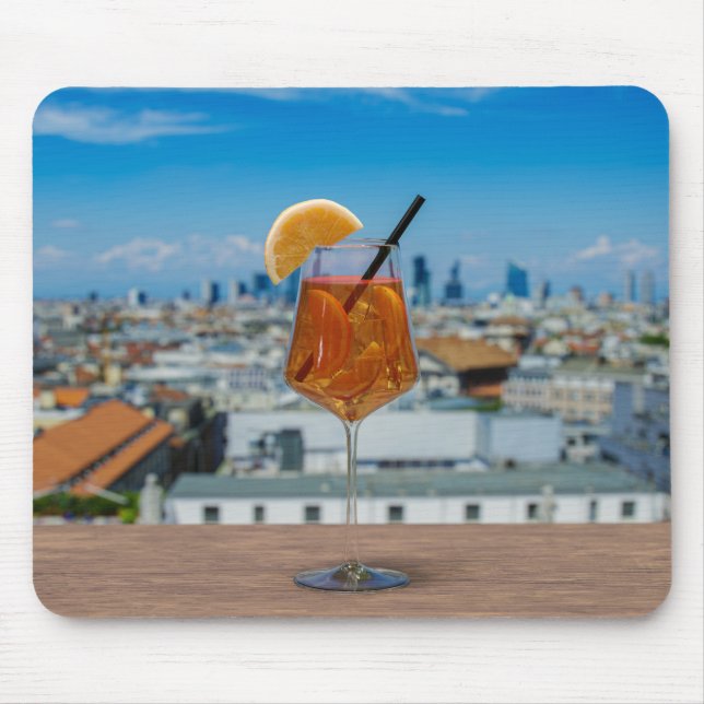 Mousepad Coquetel Spritz numa mesa com vista a Milão (Frente)
